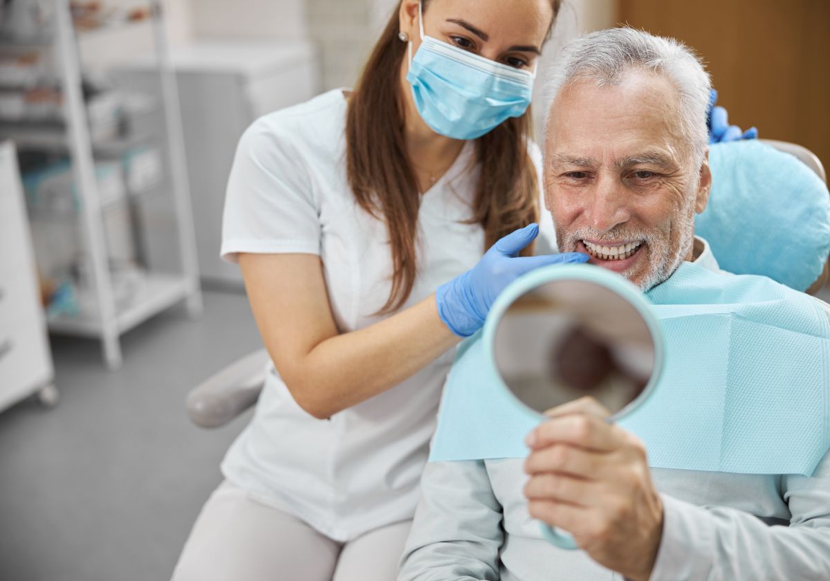 You are currently viewing Les implants dentaires : Les clés pour gérer la période post-opératoire sans stress et sans douleur