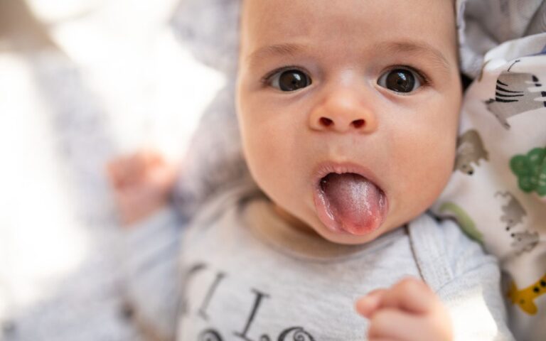 Lire la suite à propos de l’article À quel moment un bébé commence-t-il à claquer la langue ?