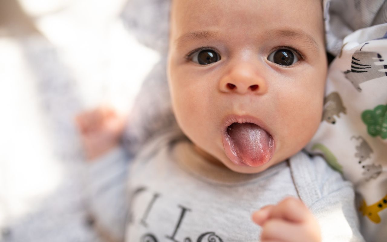 You are currently viewing À quel moment un bébé commence-t-il à claquer la langue ?