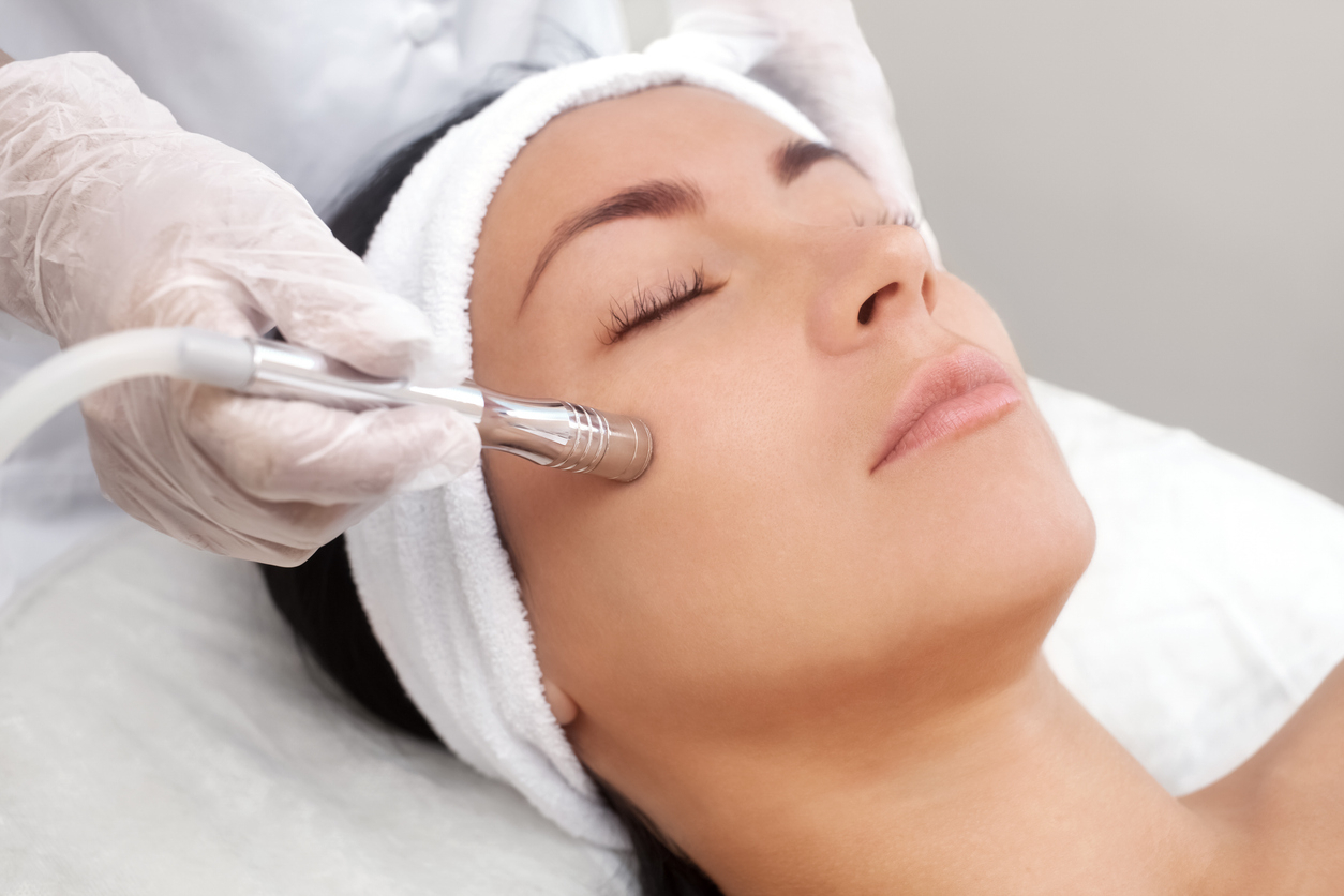 You are currently viewing Les différents types de traitements de dermatologie esthétique pour l’acné